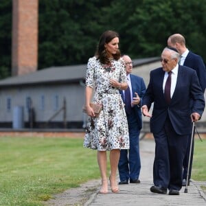 Le prince William et la duchesse Catherine de Cambridge ont visité le 18 juillet 2017 l'ancien camp de concentration de Stutthof, près de Gdansk, lors de leur visite officielle en Pologne, le premier établi par les nazis dans le pays, en 1939, et l'un des derniers libérés par les Alliés, en 1945.