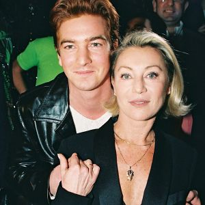 Sheila pose avec son fils Ludovic Chancel lors de son come-back au Queen, à Paris, le 12 janvier 1998.