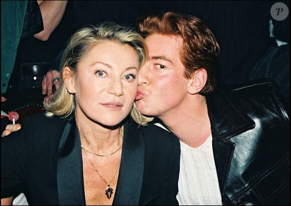 Sheila pose avec son fils Ludovic Chancel lors de son come-back au Queen, à Paris, le 12 janvier 1998.