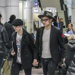 Evan Rachel Wood et son compagnon Zach Villa main dans la main à l'aéroport de Montreal le 16 décembre 2016. 16/12/2016 - Montreal