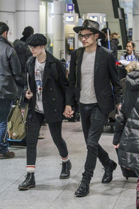 Evan Rachel Wood et son compagnon Zach Villa main dans la main à l'aéroport de Montreal le 16 décembre 2016. 16/12/2016 - Montreal