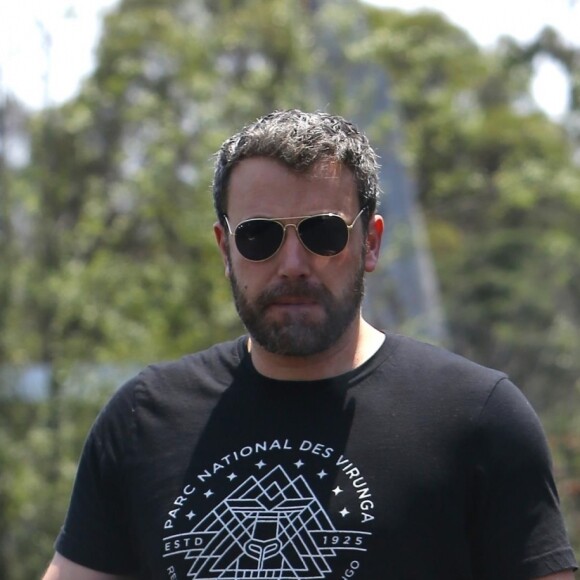 Ben Affleck fume une cigarette à la sortie de ses bureaux accompagné d'une jeune inconnue à Pacific Palisades, le 17 juillet 2017