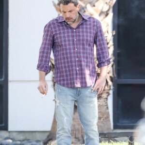 Ben Affleck fume une cigarette avant de monter dans un jet privé avec sa nouvelle compagne Lindsay Shooku à Van Nuys, le 16 juillet 2017