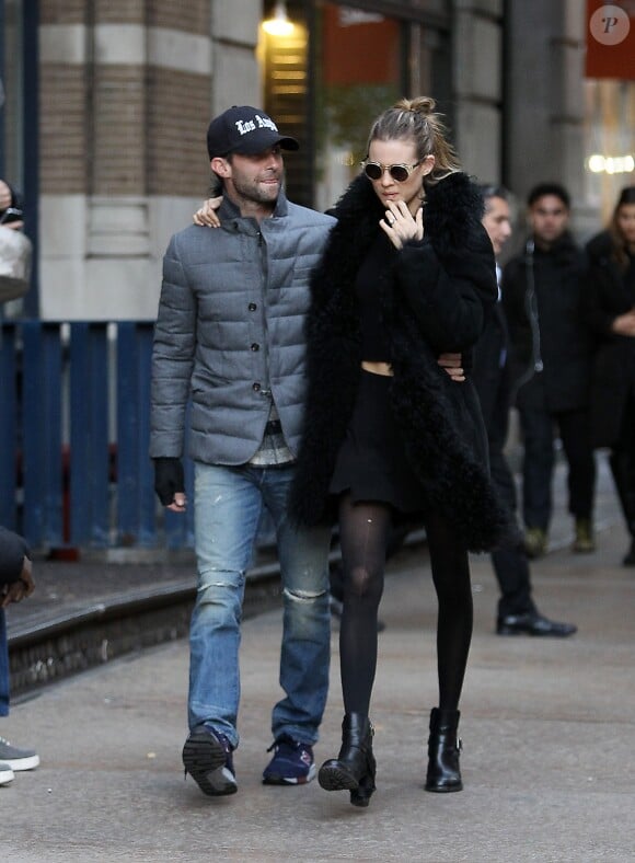 Adam Levine et sa fiancée Behati Prinsloo à New York. Le 14 novembre 2013.