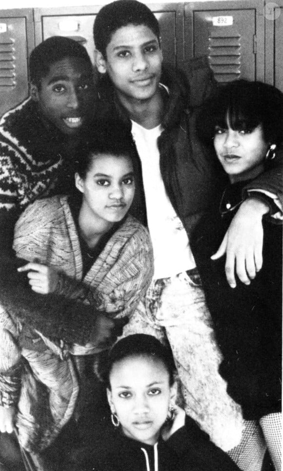 Tupac (premier à gauche) et Jada Pinkett Smith (à droite) lors de leur année de première au lycée au Baltimore School for the Arts, à Baltimore, en 1988.