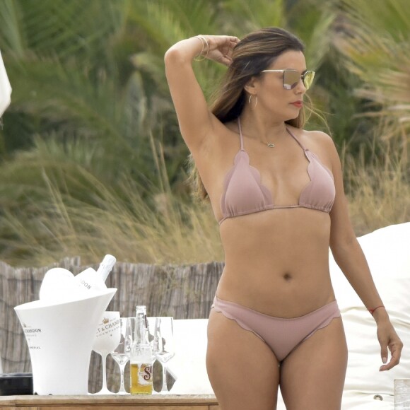 Eva Longoria profite d'un aprèss-midi ensoleillé sur une plage à Ibiza, le 20 juillet 2017.