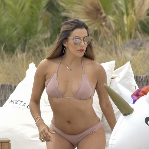 Eva Longoria profite d'un aprèss-midi ensoleillé sur une plage à Ibiza, le 20 juillet 2017.
