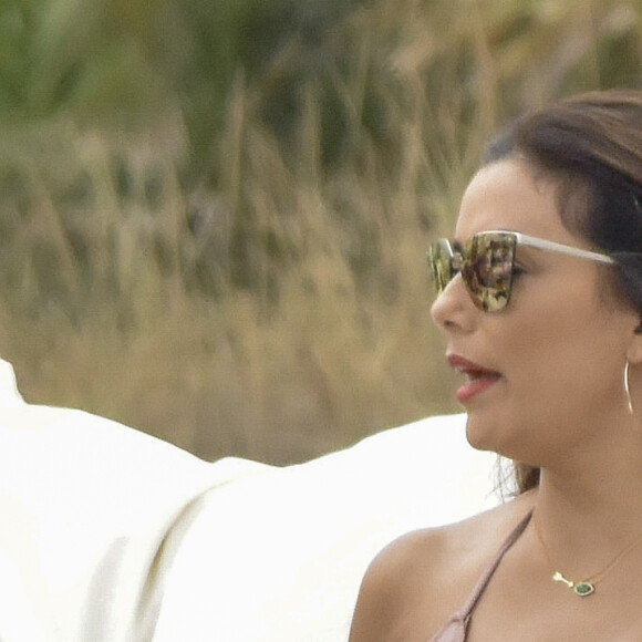 Eva Longoria profite d'un aprèss-midi ensoleillé sur une plage à Ibiza, le 20 juillet 2017.