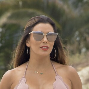 Eva Longoria profite d'un aprèss-midi ensoleillé sur une plage à Ibiza, le 20 juillet 2017.