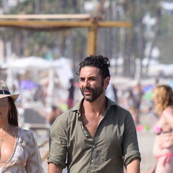 Exclusif - Eva Longoria et son mari José Baston se promènent sur une plage lors de leurs vacances à Ibiza en Espagne le 20 juillet 2017.  Exclusive - For Germany call for price - Actress Eva longoria and Jose Antonio Baston during holidays in Ibiza on Thursday 20 July 2017.20/07/2017 - Ibiza