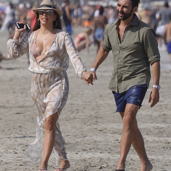 Exclusif - Eva Longoria et son mari José Baston se promènent sur une plage lors de leurs vacances à Ibiza en Espagne le 20 juillet 2017.  Exclusive - For Germany call for price - Actress Eva longoria and Jose Antonio Baston during holidays in Ibiza on Thursday 20 July 2017.20/07/2017 - Ibiza