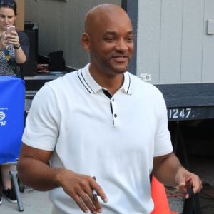 Will Smith chauve salue ses fans à son arrivée à l'émission Conan O'Brien's Comic Con au théâtre Spreckles à San Diego, le 19 juillet 2017.