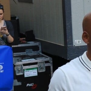 Will Smith chauve salue ses fans à son arrivée à l'émission Conan O'Brien's Comic Con au théâtre Spreckles à San Diego, le 19 juillet 2017.