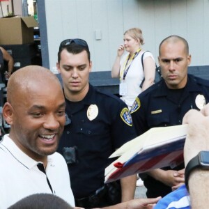 Will Smith chauve salue ses fans à son arrivée à l'émission Conan O'Brien's Comic Con au théâtre Spreckles à San Diego, le 19 juillet 2017.