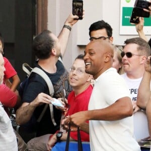 Will Smith chauve salue ses fans à son arrivée à l'émission Conan O'Brien's Comic Con au théâtre Spreckles à San Diego, le 19 juillet 2017.