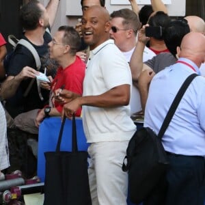 Will Smith chauve salue ses fans à son arrivée à l'émission Conan O'Brien's Comic Con au théâtre Spreckles à San Diego, le 19 juillet 2017.