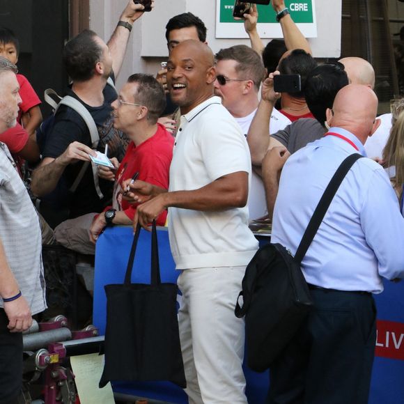 Will Smith chauve salue ses fans à son arrivée à l'émission Conan O'Brien's Comic Con au théâtre Spreckles à San Diego, le 19 juillet 2017.