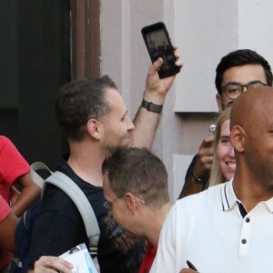 Will Smith chauve salue ses fans à son arrivée à l'émission Conan O'Brien's Comic Con au théâtre Spreckles à San Diego, le 19 juillet 2017.