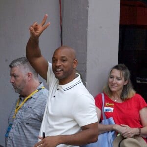 Will Smith chauve salue ses fans à son arrivée à l'émission Conan O'Brien's Comic Con au théâtre Spreckles à San Diego, le 19 juillet 2017.