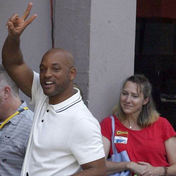 Will Smith chauve salue ses fans à son arrivée à l'émission Conan O'Brien's Comic Con au théâtre Spreckles à San Diego, le 19 juillet 2017.