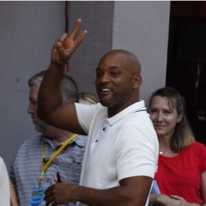 Will Smith chauve salue ses fans à son arrivée à l'émission Conan O'Brien's Comic Con au théâtre Spreckles à San Diego, le 19 juillet 2017.