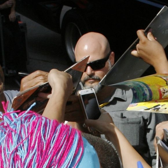 Will Smith chauve salue ses fans à son arrivée à l'émission Conan O'Brien's Comic Con au théâtre Spreckles à San Diego, le 19 juillet 2017.
