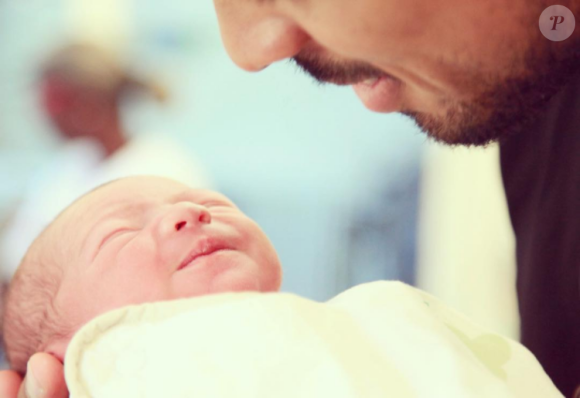 Yannick Borel tenant dans ses bras sa fille Anélia après sa naissance le 5 juillet 2017. Photo Instagram Yannick Borel.