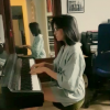 Agathe Auproux, douée au piano, le 24 juillet 2017.