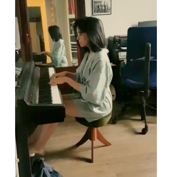 Agathe Auproux, douée au piano, le 24 juillet 2017.