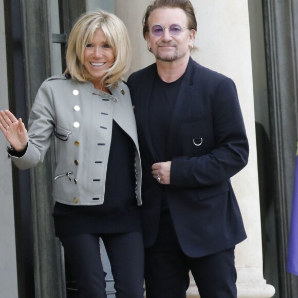 Brigitte Macron et le chanteur Bono, co-fondateur de l'organisation ONE au palais de l'Elysée à Paris, le 24 juillet 2017. © Alain Guizard/Bestimage
