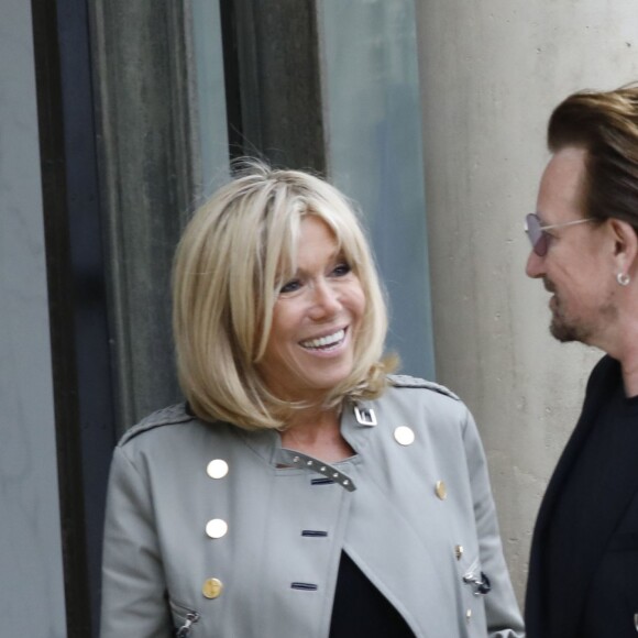Brigitte Macron et le chanteur Bono, co-fondateur de l'organisation ONE au palais de l'Elysée à Paris, le 24 juillet 2017. © Alain Guizard/Bestimage