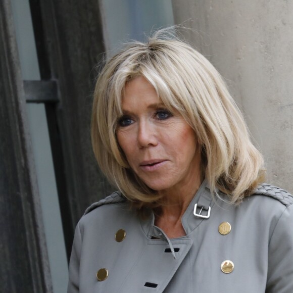 Brigitte Macron après le départ du le chanteur Bono qui a rencontré le président de la République au palais de l'Elysée à Paris, le 24 juillet 2017. © Alain Guizard/Bestimage