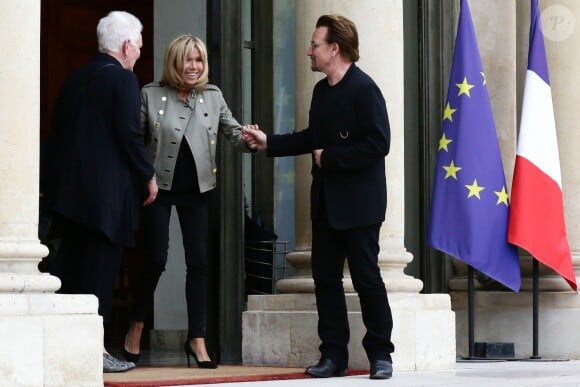 Brigitte Macron (Trogneux) avec le chanteur Bono, co-fondateur de l'organisation ONE et Gayle Smith après son entretien avec le président de la République au palais de l'Elysée à Paris, le 24 juillet 2017. © Alain Guizard/Bestimage