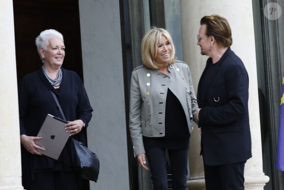 Brigitte Macron (Trogneux) avec le chanteur Bono, co-fondateur de l'organisation ONE et Gayle Smith après son entretien avec le président de la République au palais de l'Elysée à Paris, le 24 juillet 2017. © Alain Guizard/Bestimage