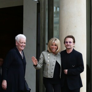 Brigitte Macron (Trogneux) avec le chanteur Bono, co-fondateur de l'organisation ONE et Gayle Smith après son entretien avec le président de la République au palais de l'Elysée à Paris, le 24 juillet 2017. © Alain Guizard/Bestimage