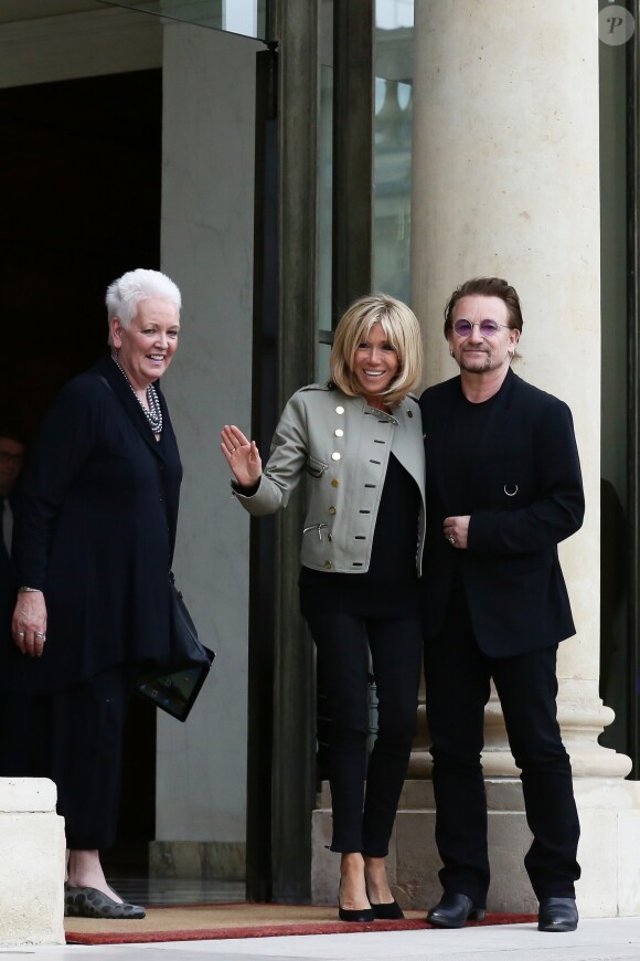 Brigitte Macron (Trogneux) avec le chanteur Bono, co-fondateur de l'organisation ONE et Gayle Smith après son entretien avec le président de la République au palais de l'Elysée à Paris, le 24 juillet 2017. © Alain Guizard/Bestimage