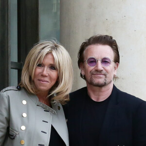 Brigitte Macron et le chanteur Bono, co-fondateur de l'organisation ONE au palais de l'Elysée à Paris, le 24 juillet 2017. © Alain Guizard/Bestimage