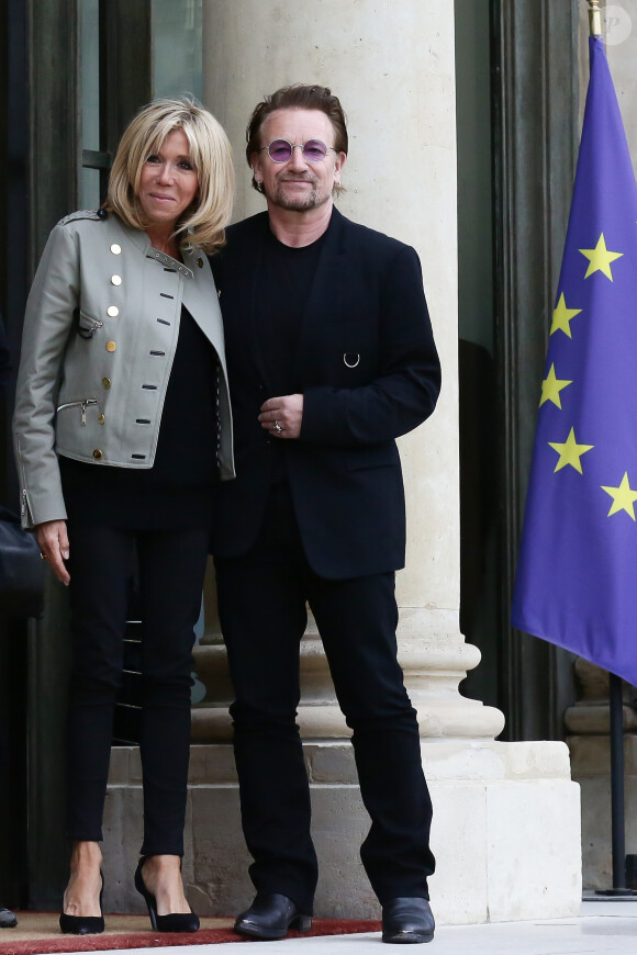 Brigitte Macron et le chanteur Bono, co-fondateur de l'organisation ONE au palais de l'Elysée à Paris, le 24 juillet 2017. © Alain Guizard/Bestimage