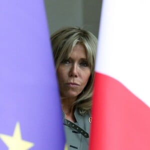 Brigitte Macron après le départ du le chanteur Bono qui a rencontré le président de la République au palais de l'Elysée à Paris, le 24 juillet 2017. © Alain Guizard/Bestimage