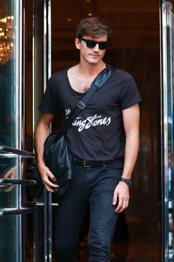 Pepe Munoz suit Céline Dion Dion à sa sortie de l'hôtel Regent à Berlin, le 24 juillet 2017
