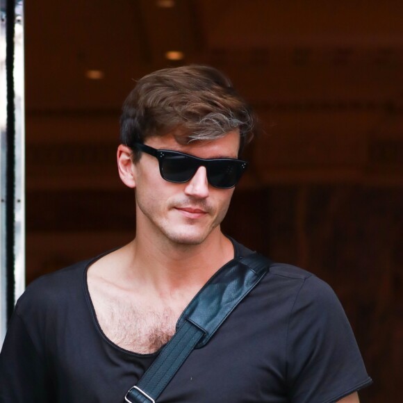 Pepe Munoz suit Céline Dion Dion à sa sortie de l'hôtel Regent à Berlin, le 24 juillet 2017