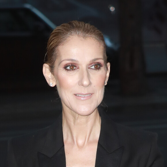 Céline Dion quitte le l'hôtel Royal Monceau et va dîner en compagnie de son danseur Pepe Munoz au restaurant Manko à Paris le 21 juillet 2017.