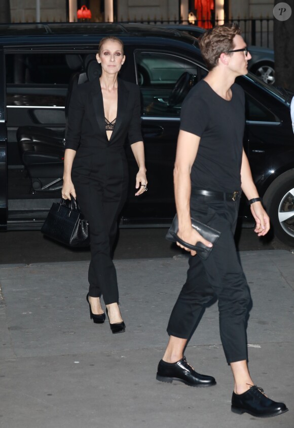 Céline Dion quitte le l'hôtel Royal Monceau et va dîner en compagnie de son danseur Pepe Munoz au restaurant Manko à Paris le 21 juillet 2017.