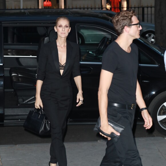 Céline Dion quitte le l'hôtel Royal Monceau et va dîner en compagnie de son danseur Pepe Munoz au restaurant Manko à Paris le 21 juillet 2017.