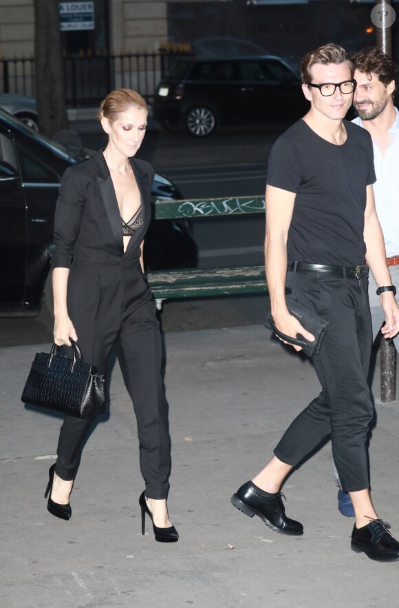 Céline Dion quitte le l'hôtel Royal Monceau et va dîner en compagnie de son danseur Pepe Munoz au restaurant Manko à Paris le 21 juillet 2017.