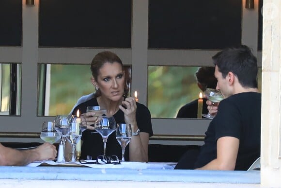 Céline Dion dîne avec son danseur Pepe Munoz et un ami au restaurant "Chez Loulou" au musée des arts décoratifs à Paris le 7 juillet 2017.