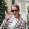 Céline Dion quitte l'hôtel Royal Monceau en compagnie de son danseur Pepe Munoz pour se rendre à Nice ou elle sera en concert le 20 juillet 2017.