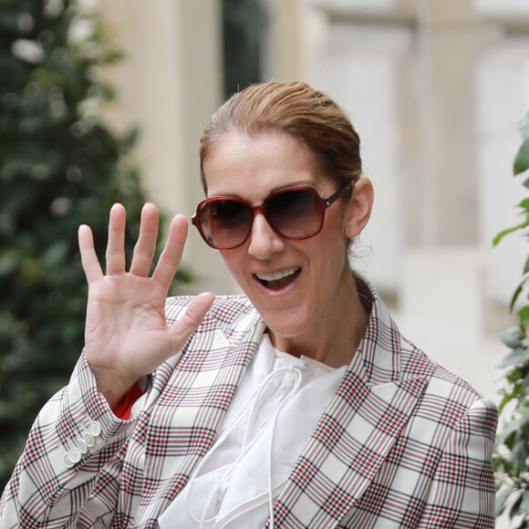 Céline Dion quitte l'hôtel Royal Monceau en compagnie de son danseur Pepe Munoz pour se rendre à Nice ou elle sera en concert le 20 juillet 2017.