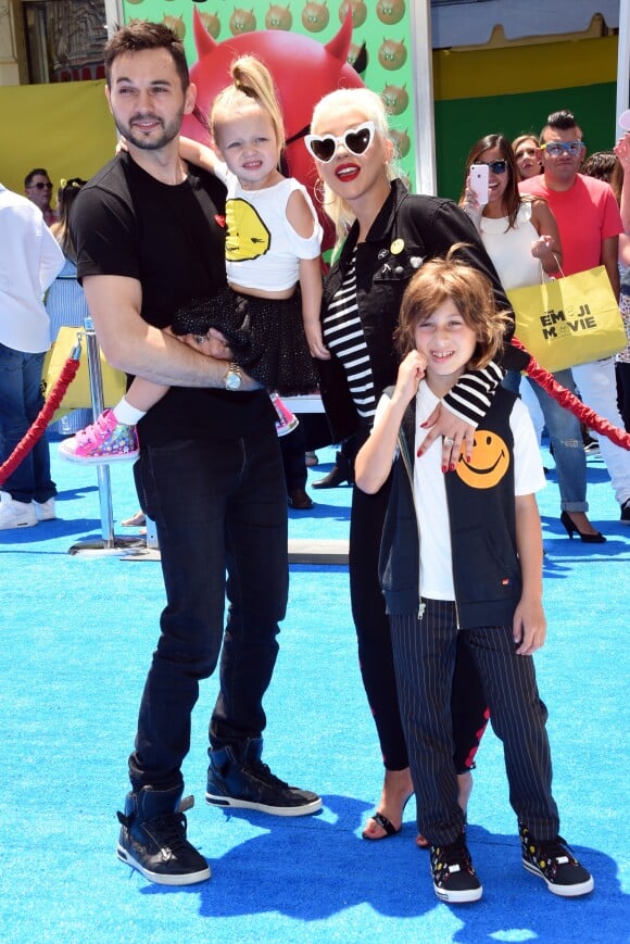 Christina Aguilera avec son fiancé Matthew Rutler et ses enfants Max Liron Bratman et Summer Rain Rutle à la première de 'Emoji' au théâtre Regency Village à Westwood, le 23 juillet 2017