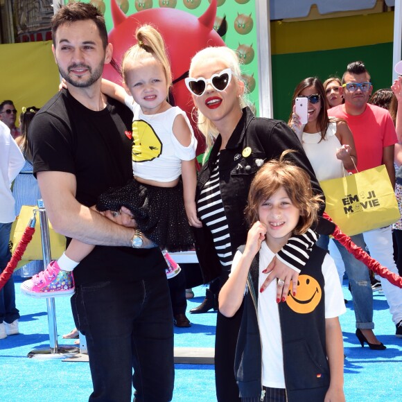 Christina Aguilera avec son fiancé Matthew Rutler et ses enfants Max Liron Bratman et Summer Rain Rutle à la première de 'Emoji' au théâtre Regency Village à Westwood, le 23 juillet 2017
